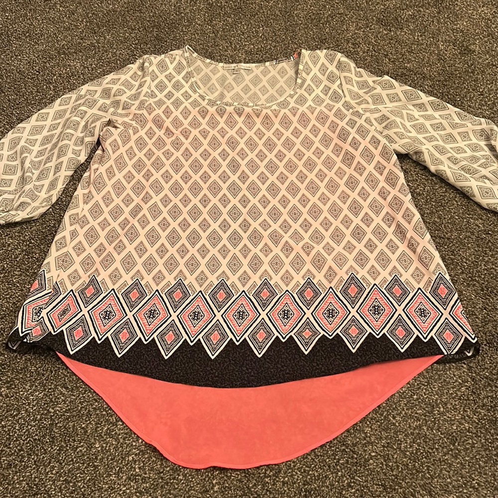 Moa Moa Woman’s Blouse Size Large White Grey Black and Pink Geometrical